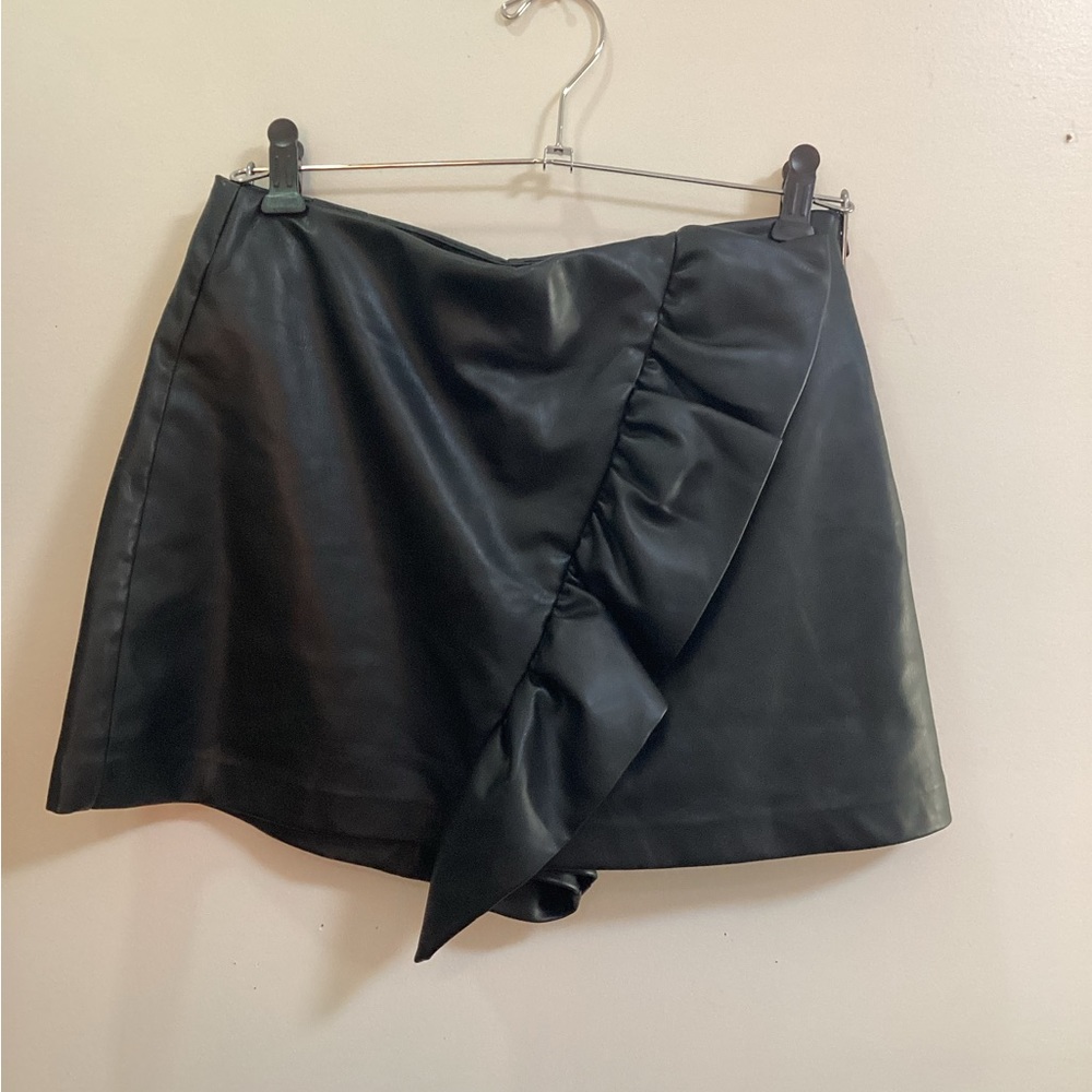 BLACK FAUX LEATHER MINI SKIRT PANTS BY ZARA.